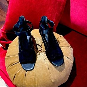 Brand: Donald J Pliner Womens Sila-ks Pump retail for Price:	$245.62